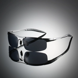 Detailweergave van zilveren metalen frames en getextureerde veren van de sportbril