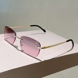 Dettaglio occhiali da sole senza montatura sfumati rosa con stanghette in metallo oro