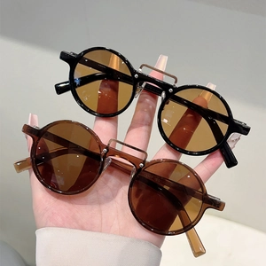 Détails des lunettes de soleil rondes vintage en noir et marron avec double pont métallique