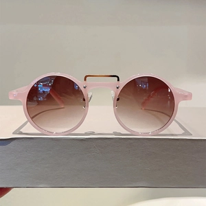 Lunettes de soleil rondes roses avec double pont en écaille et verres dégradés bruns