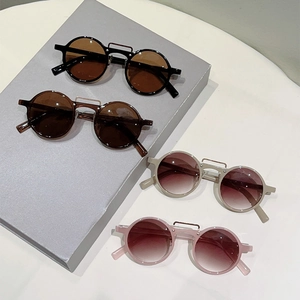 Lot de lunettes de soleil rondes rétro noir, marron, beige et rose avec pont en métal
