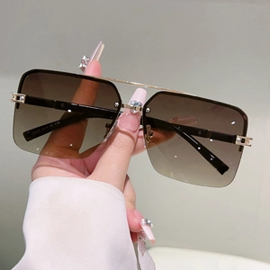 Fashionable oversized square rimless sunglasses with gold bridge and gradient brown lenses