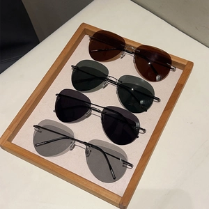 Vue de dessus de lunettes de soleil aviateur polarisées sans monture sur un plateau chic