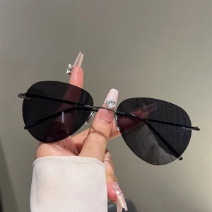 Détail de lunettes aviateur sans monture avec cristal en forme de cœur sur le pont