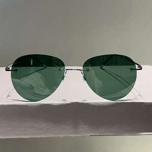 Lunettes de soleil aviateur sans monture avec verres polarisés verts et cadre en argent
