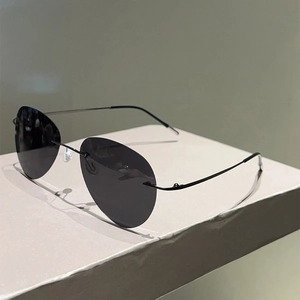 Vue détaillée des lunettes aviateur polarisées sans monture avec branches fines en métal