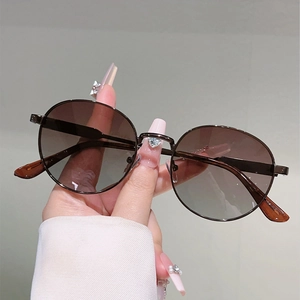 Retro round metal frame sunglasses with gradient brown lenses for stylish men