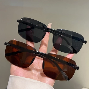 Gros plan de lunettes de soleil rectangulaires sans monture noires et marron avec branches en métal