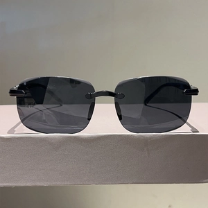 Lunettes de soleil carrées sans monture avec verres gris et branches en métal noir