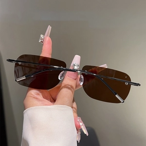Detail of rimless polarized sunglasses with brown lenses and black metal frames