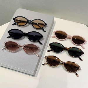 Collection de lunettes de soleil ovales rétro à motif léopard et couleurs variées sur socles