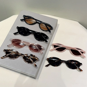 Vue détaillée de lunettes de soleil ovales étroites en plusieurs coloris, léopard et noir