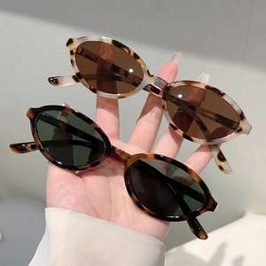 Détails des lunettes de soleil ovales en écaille avec verres marrons et vert foncé