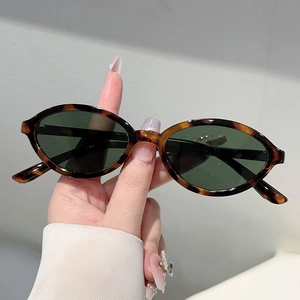 Gros plan sur des lunettes de soleil ovales vintage avec monture léopard en écaille foncée