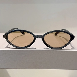 Vue détaillée de lunettes de soleil ovales vintage avec monture bleue et verres bruns