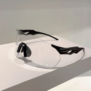 Detail of ergonomic black temples and non-slip rubber nose pads on cycling glasses