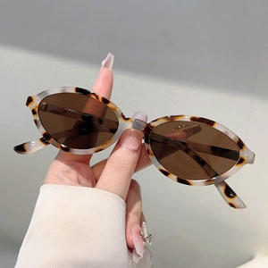 Lunettes de soleil ovales vintage avec monture léopard écaille et verres bruns
