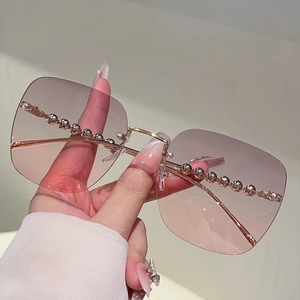 Lunettes de soleil carrées sans monture avec verres dégradés roses et monture en perles