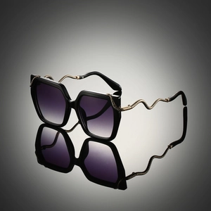 Fashionable oversized sunglasses with black frame, purple gradient lenses and gold snake temples