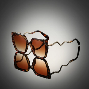 Retro oversized sunglasses with tortoiseshell frames and gold wavy metal temples