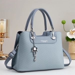 Sac à main élégant pour femme bleu brouillard en cuir avec texture tressée et charm fleur