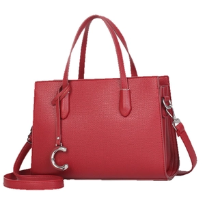 Sac à main rouge en cuir grainé avec bandoulière réglable et pendentif C argenté