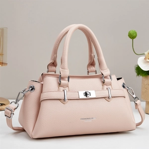 Sac à main rose en cuir grainé avec fermoir argenté et bandoulière amovible pour femme