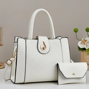 Set borsa a tracolla e pochette in pelle bianca martellata con dettagli dorati