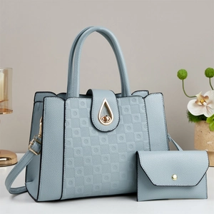 Borsa a tracolla azzurra goffrata con portafoglio coordinato e hardware dorato