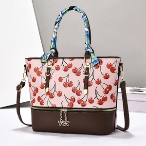 Sac fourre-tout rose à imprimé cerise, poignée foulard et zips fleurs dorées