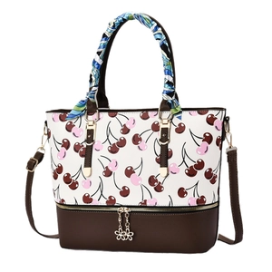 Sac à main classique imprimé cerises avec foulard en soie et bandoulière réglable chic