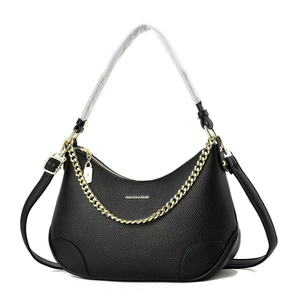 Sac hobo croissant en cuir noir avec chaîne dorée et bandoulière amovible élégante