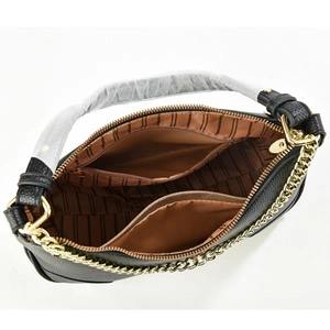 Vue intérieure du sac en cuir grainé noir avec chaîne dorée et doublure rayée