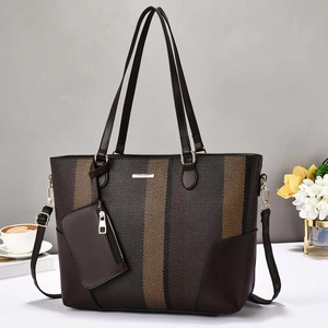 Detailansicht der gestreiften Shopper-Tasche mit kleinem Beutel und abnehmbarem Gurt