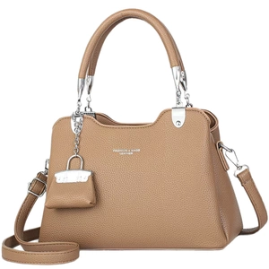 Sac à main marron pour femme en cuir avec bandoulière et mini charm de sac