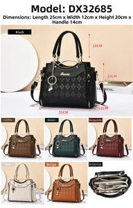Détail du grand sac cabas avec texture grainée et compartiments intérieurs multiples