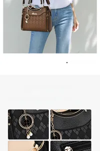 Détail de la texture crocodile et du pendentif trèfle perlé sur le sac à main