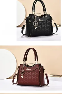 Vue détaillée de sacs à main en cuir grainé noir et bordeaux avec pendentif perle chic