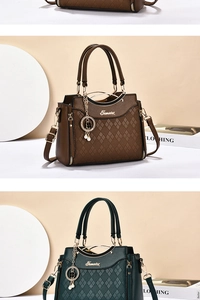 Détail de sacs à main marron et vert foncé avec matelassage et breloque en perles