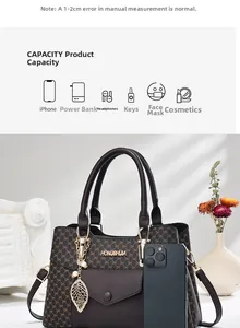 Détail du sac à main vintage marron avec chaîne dorée et téléphone pour la taille
