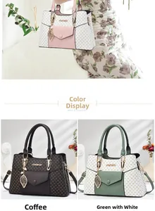 Détail de sacs à main multicolores avec logo imprimé et pendentif en forme de feuille