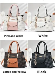 Vue détaillée de quatre sacs cabas à motifs en rose, blanc, marron et noir sur une grille