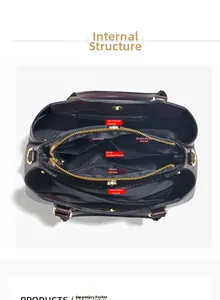 Vue intérieure du sac à bandoulière marron avec plusieurs compartiments fonctionnels