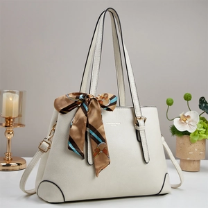 Sac fourre-tout en cuir grainé blanc avec foulard en soie et bandoulière amovible