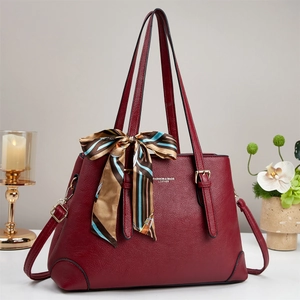 Grand sac à main rouge foncé en cuir grainé avec foulard en soie et boucles dorées