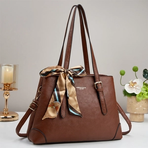 Sac fourre-tout marron en cuir litchi avec foulard en soie et bandoulière amovible