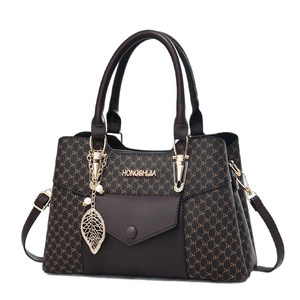 Sac à main marron foncé en similicuir avec imprimé monogramme DH et bandoulière amovible