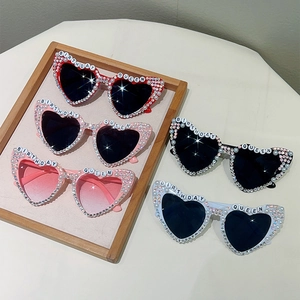 Lot de cinq lunettes de soleil coeur Birthday Queen avec perles et strass brillants