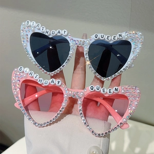 Lunettes de soleil cœur d'anniversaire avec perles et strass en blanc et rose