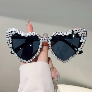 Lunettes de fête en forme de cœur avec perles et lettrage Birthday Queen